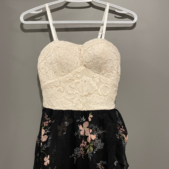 Suzy Shier Lace and Chiffon Dress - Picture 3 of 6